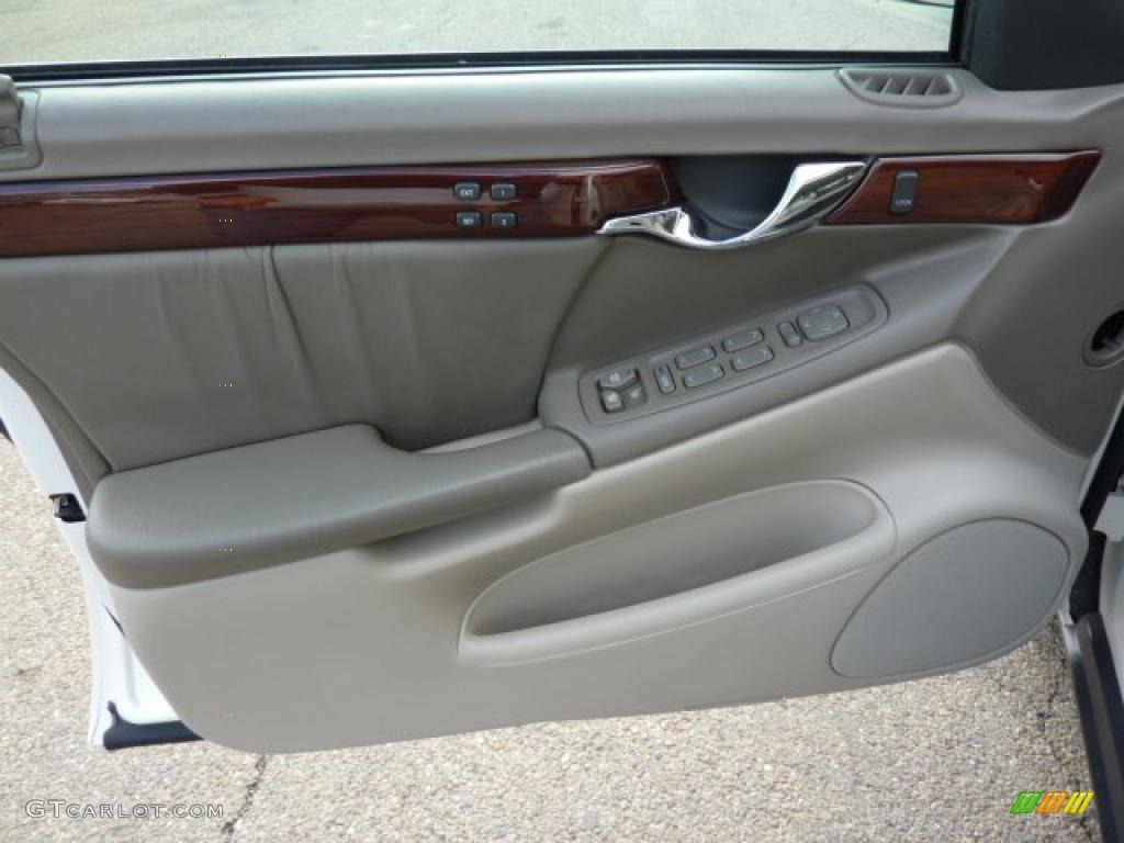 2002 Cadillac DeVille DHS Neutral Shale Door Panel Photo #40243430