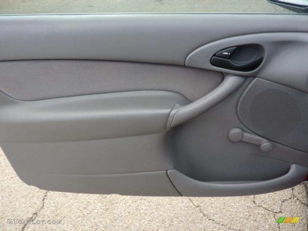 2002 Ford Focus ZX3 Coupe Dark Charcoal Door Panel Photo #40243666