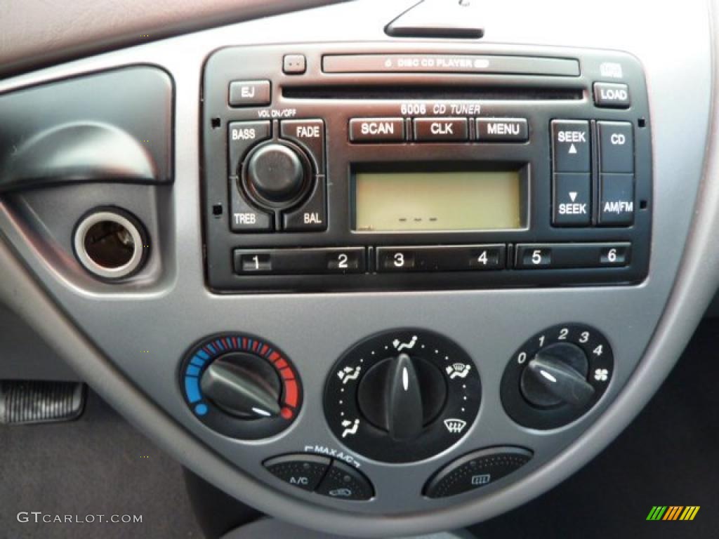 2002 Ford Focus ZX3 Coupe Controls Photo #40243797