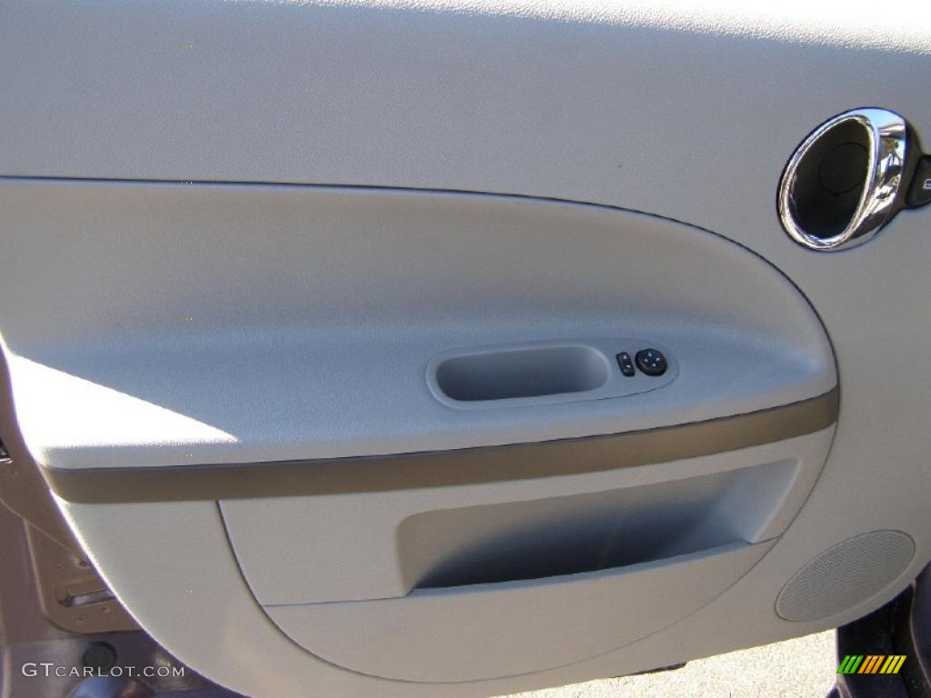2006 Chevrolet HHR LT Gray Door Panel Photo #40259570