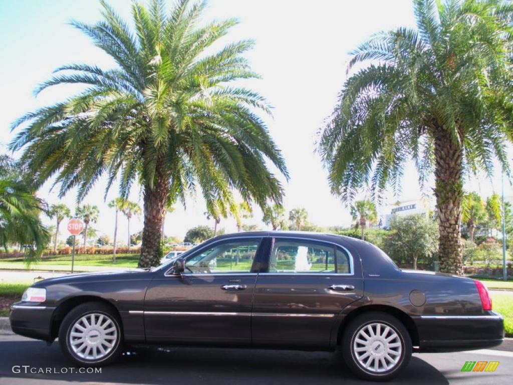 2005 Town Car Signature - Charcoal Beige Metallic / Light Parchment/Medium Dark Parchment photo #1