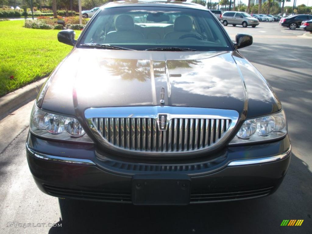 2005 Town Car Signature - Charcoal Beige Metallic / Light Parchment/Medium Dark Parchment photo #3