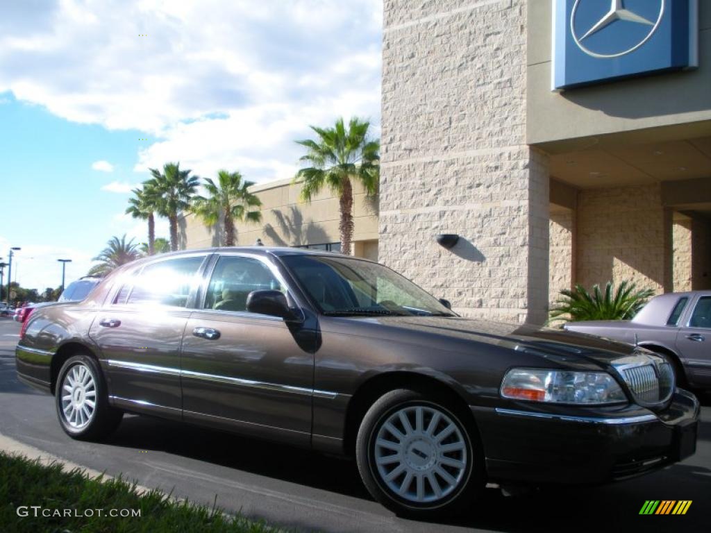 2005 Town Car Signature - Charcoal Beige Metallic / Light Parchment/Medium Dark Parchment photo #4