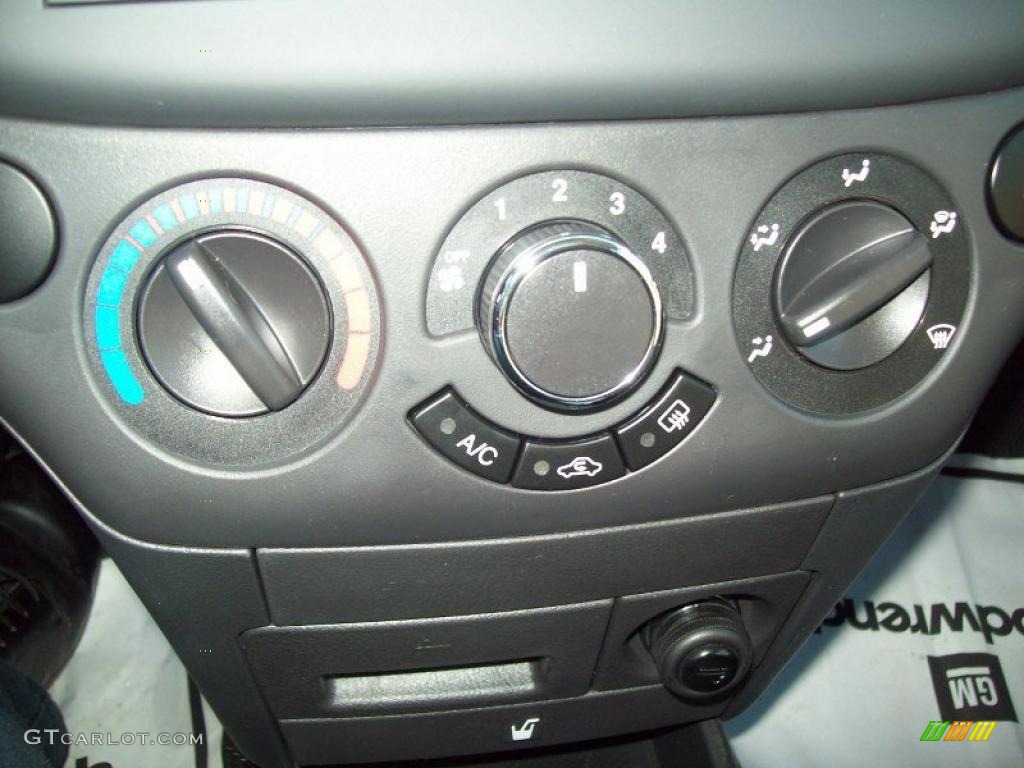 2011 Chevrolet Aveo Aveo5 LT Controls Photo #40272830
