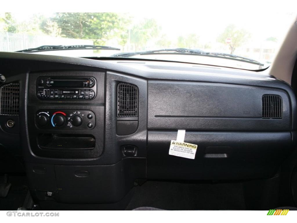 2004 Ram 1500 ST Quad Cab 4x4 - Bright White / Dark Slate Gray photo #60