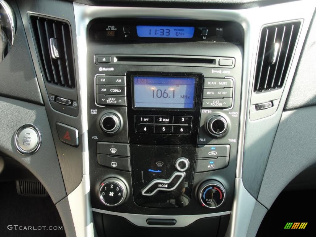 2011 Hyundai Sonata SE Controls Photo #40288562