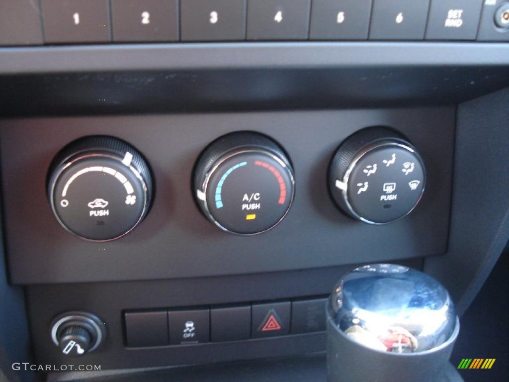 2011 Dodge Nitro Heat Controls Photo #40290535