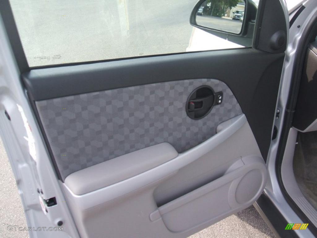 2009 Chevrolet Equinox LS Light Gray Door Panel Photo #40293675