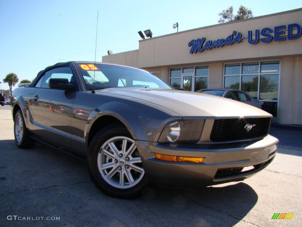 2005 Mustang V6 Deluxe Convertible - Mineral Grey Metallic / Dark Charcoal photo #25