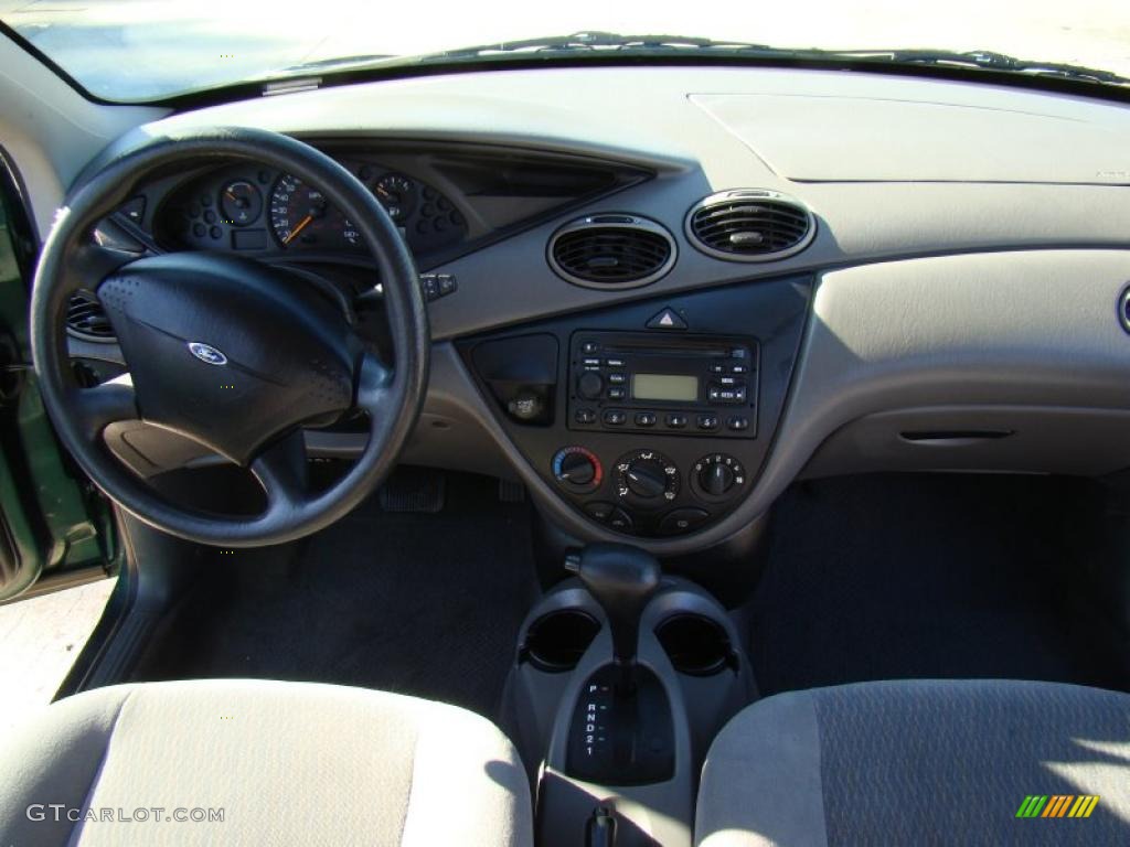 2000 Ford Focus SE Wagon Medium Graphite Dashboard Photo #40315500