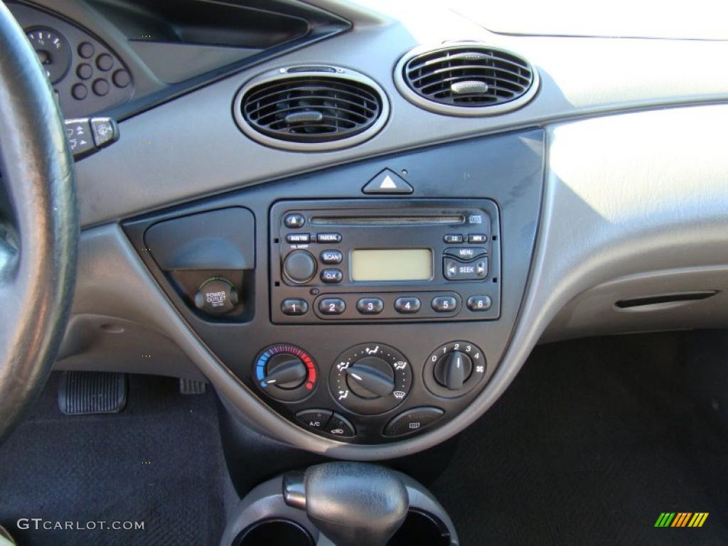 2000 Ford Focus SE Wagon Controls Photo #40315564