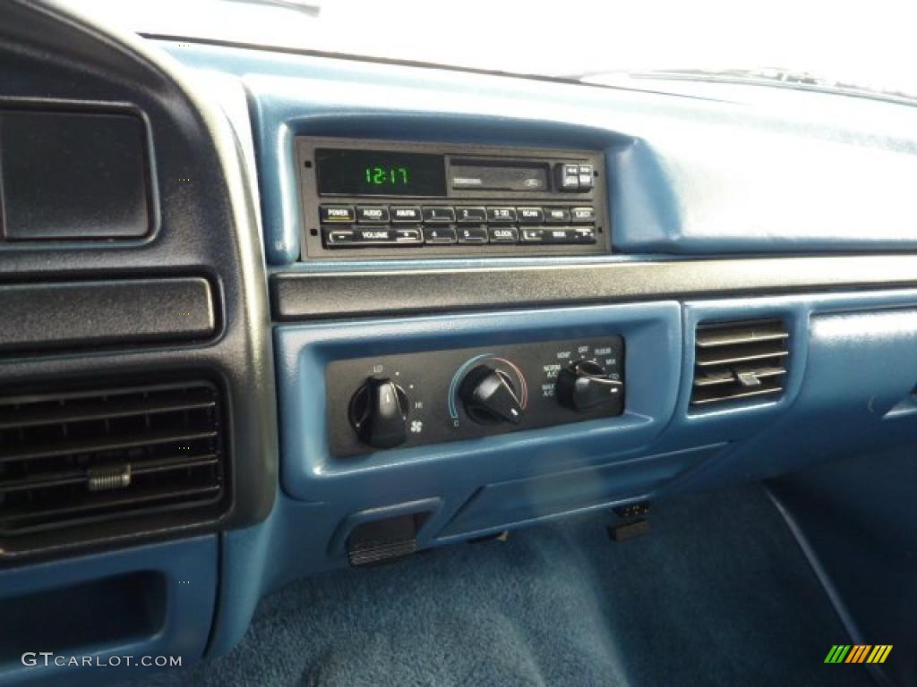 1996 Ford F150 XLT Regular Cab 4x4 Controls Photo #40320196