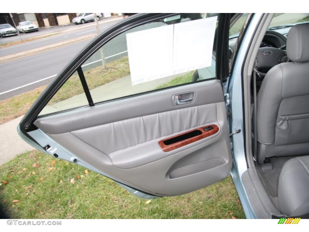2006 Toyota Camry XLE V6 Stone Gray Door Panel Photo #40326568