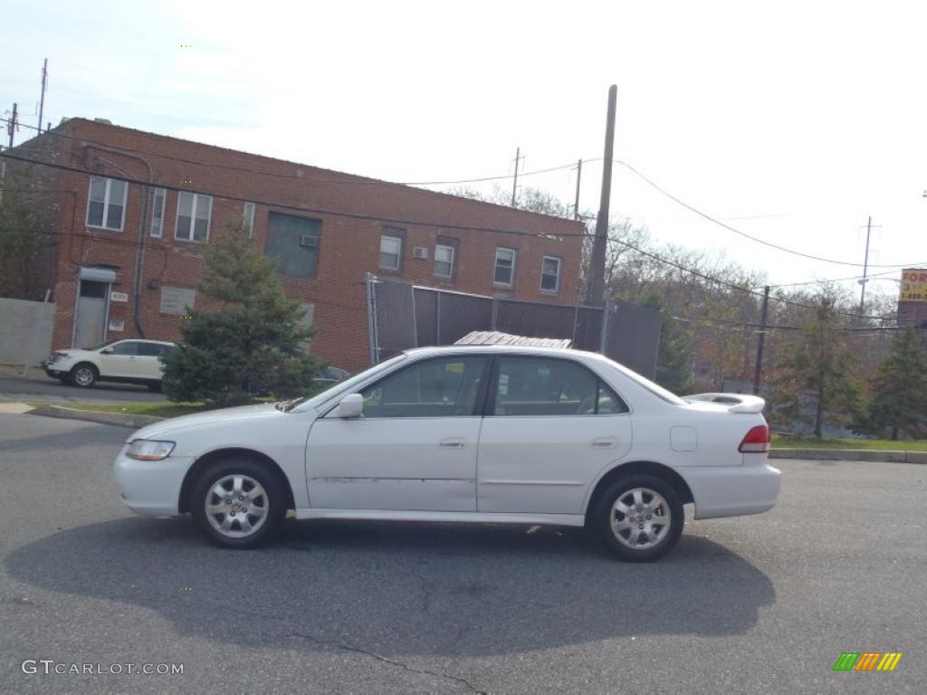 2002 Accord SE Sedan - Taffeta White / Ivory photo #2