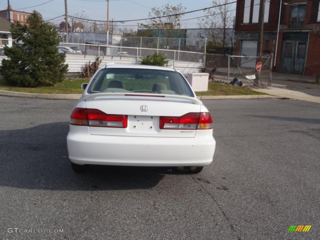 2002 Accord SE Sedan - Taffeta White / Ivory photo #3