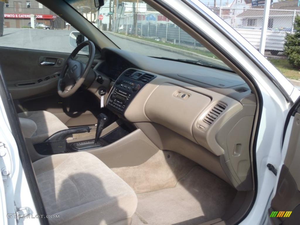 2002 Accord SE Sedan - Taffeta White / Ivory photo #16