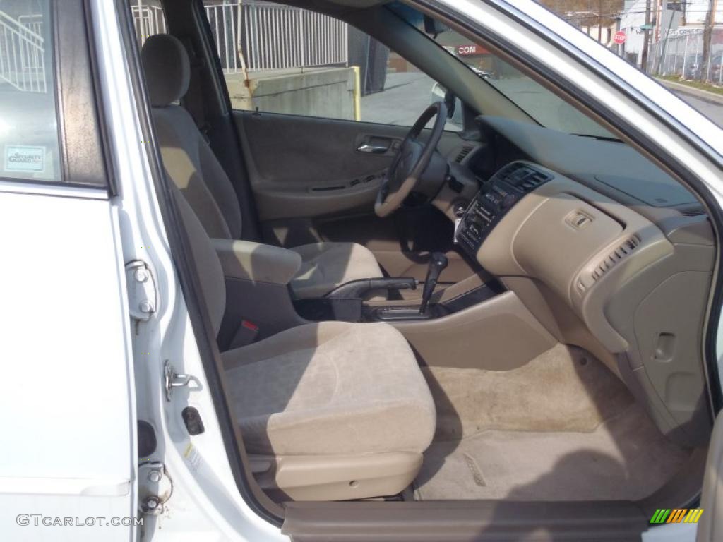 2002 Accord SE Sedan - Taffeta White / Ivory photo #17