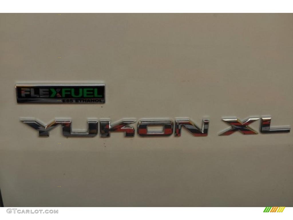 2010 GMC Yukon XL SLT 4x4 Marks and Logos Photos