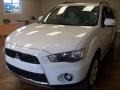 2011 Diamond White Pearl Mitsubishi Outlander SE  photo #1