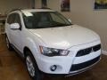 2011 Diamond White Pearl Mitsubishi Outlander SE  photo #17