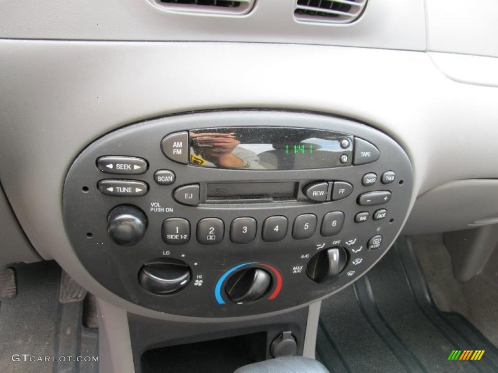 2001 Ford Escort SE Sedan Controls Photo #40337334