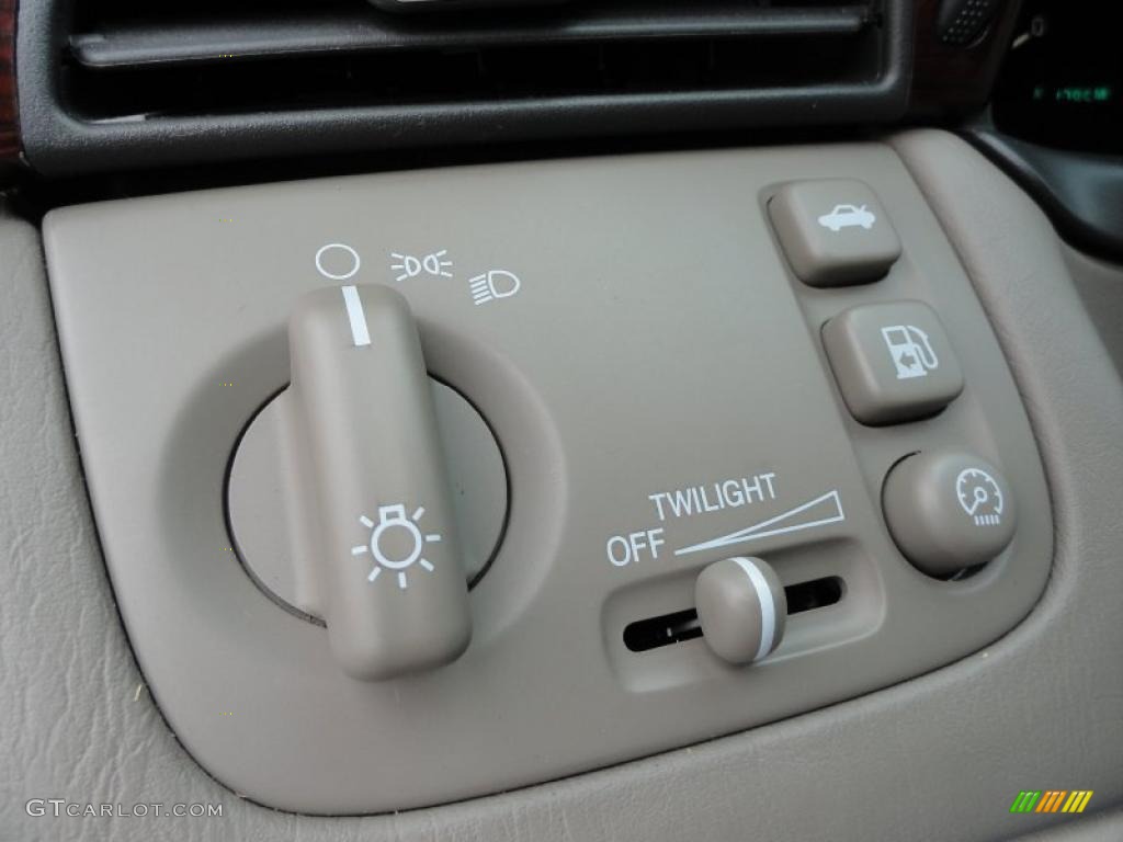 2005 Cadillac DeVille DHS Controls Photo #40339539