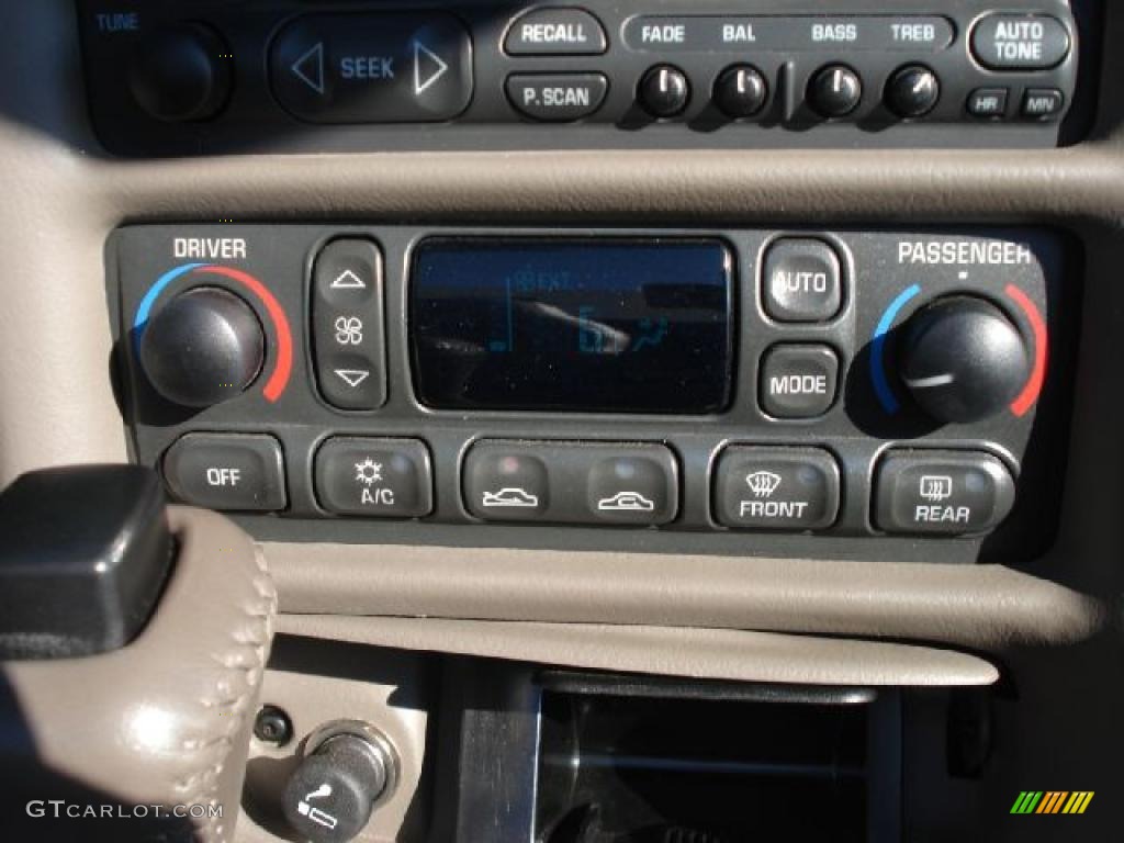 2004 Chevrolet Corvette Convertible Controls Photo #40340091
