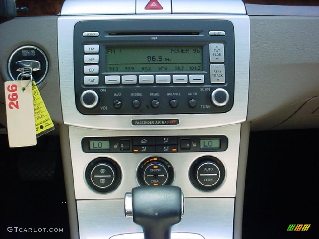 2007 Volkswagen Passat 2.0T Sedan Controls Photo #40340655