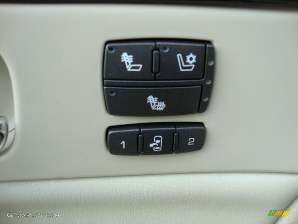 2009 Cadillac DTS Luxury Controls Photo #40346718