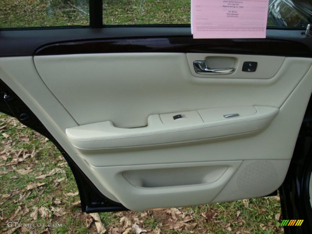 2009 Cadillac DTS Luxury Light Linen/Cocoa Door Panel Photo #40346898
