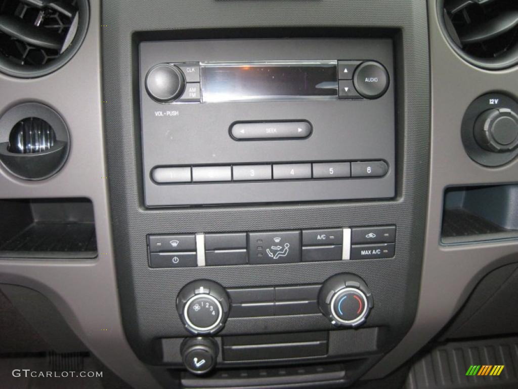 2010 Ford F150 XL Regular Cab 4x4 Controls Photo #40348902