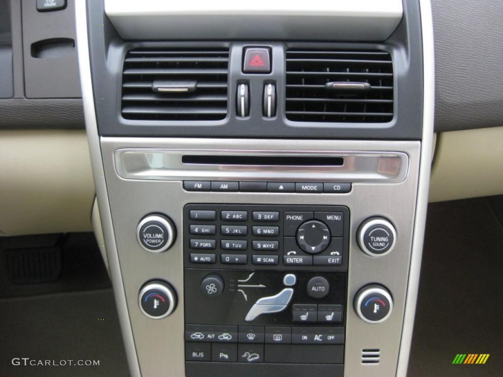2010 Volvo XC60 T6 AWD Controls Photo #40352202