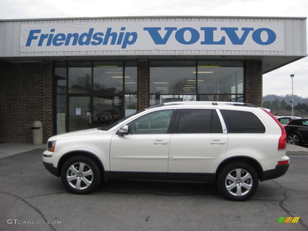 White Pearl Metallic Volvo XC90