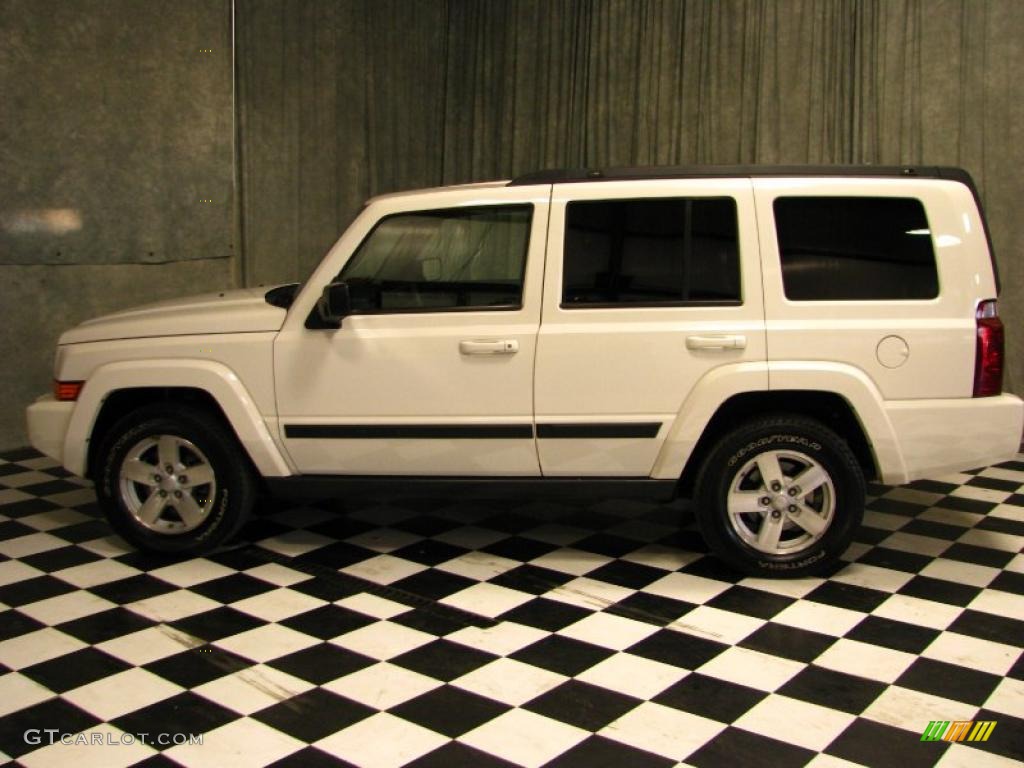 Stone White Jeep Commander