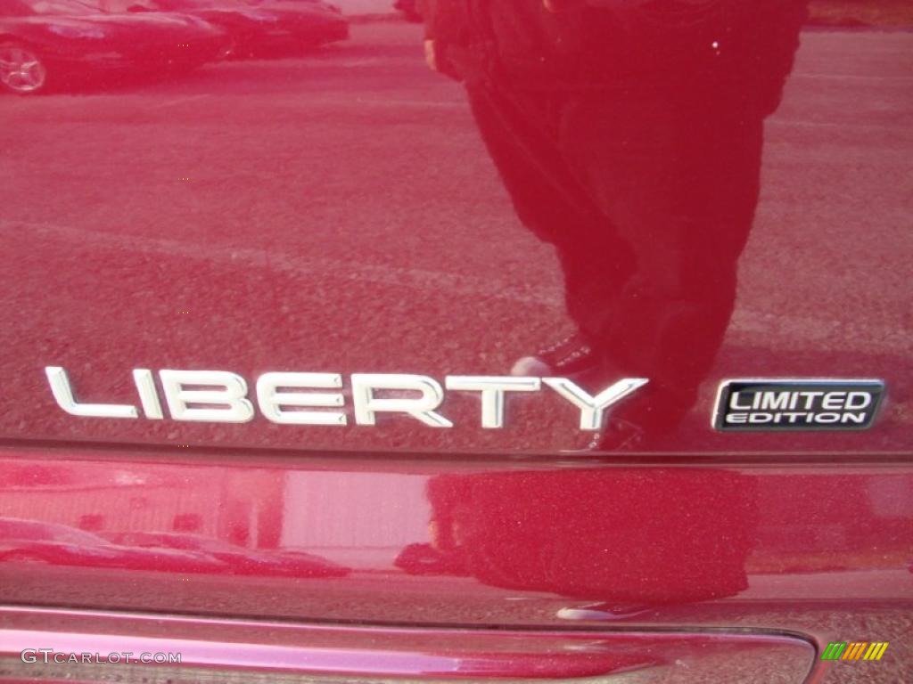 2002 Liberty Limited 4x4 - Dark Garnet Red Pearlcoat / Taupe photo #35