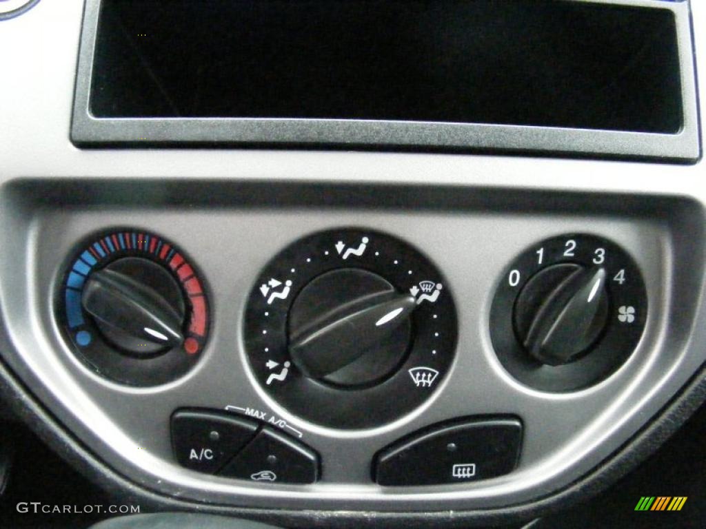 2005 Focus ZX5 SE Hatchback - Light Tundra Metallic / Dark Flint/Light Flint photo #21