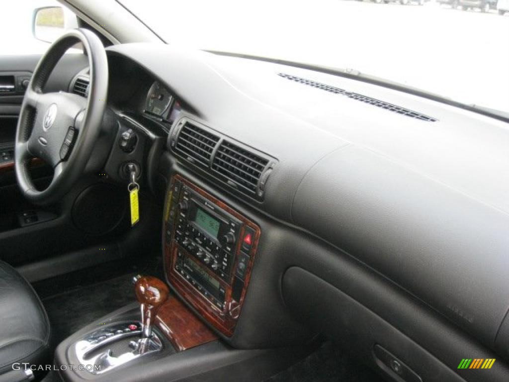2003 Volkswagen Passat GLX Wagon Black Dashboard Photo #40371165