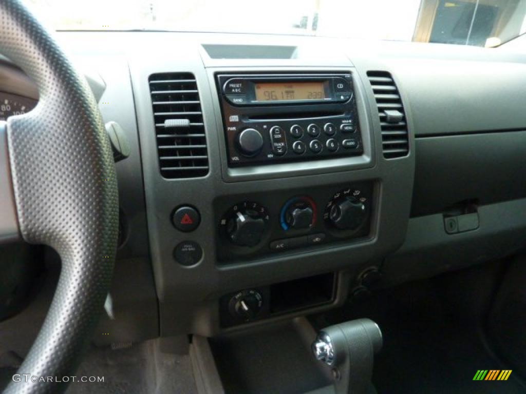 2006 Nissan Frontier SE King Cab 4x4 Controls Photo #40390379
