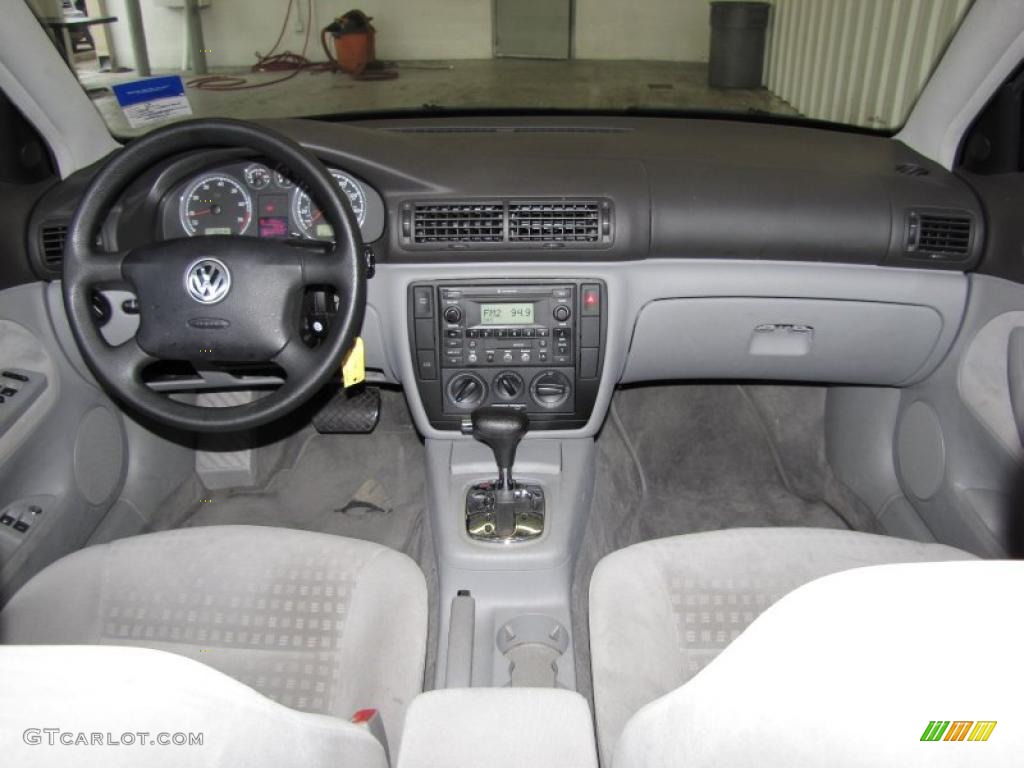 2003 Volkswagen Passat GL Sedan Grey Dashboard Photo #40397829