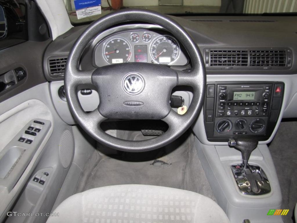 2003 Volkswagen Passat GL Sedan Controls Photo #40397841