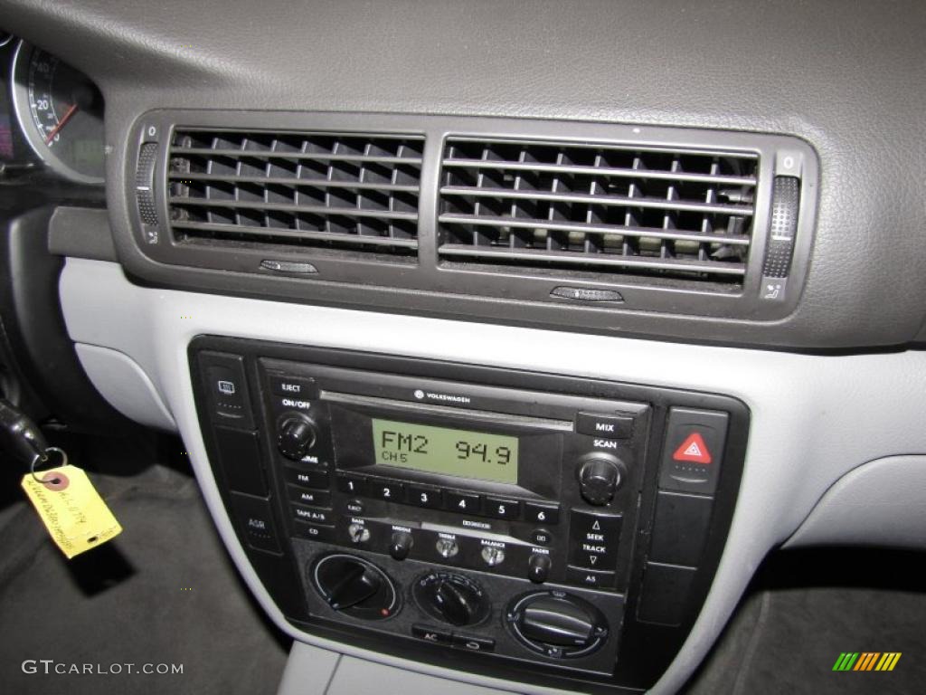 2003 Volkswagen Passat GL Sedan Controls Photo #40397861