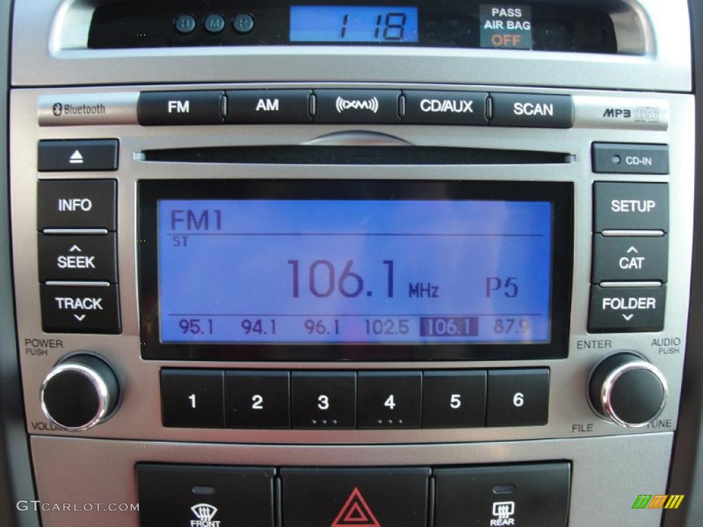 2011 Hyundai Santa Fe SE Controls Photo #40400889