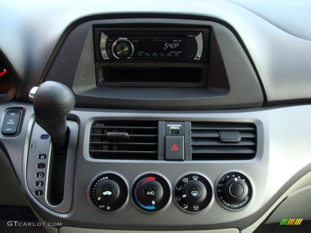 2005 Honda Odyssey LX Controls Photo #40402929