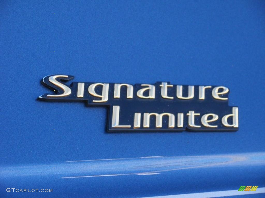 2005 Town Car Signature Limited - Norsea Blue Metallic / Medium Light Stone/Dark Stone photo #10