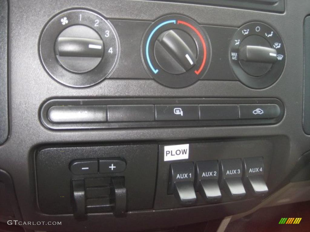 2009 Ford F250 Super Duty XL Regular Cab 4x4 Controls Photo #40423224