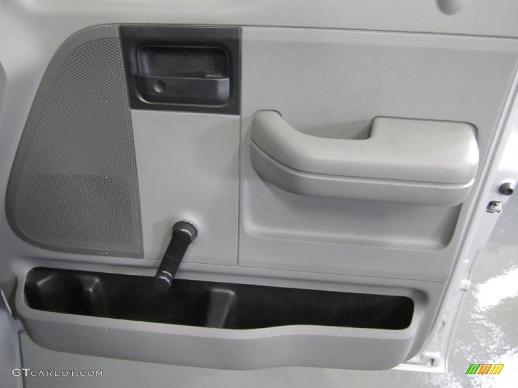 2004 F150 XL Regular Cab - Silver Metallic / Dark Flint photo #18