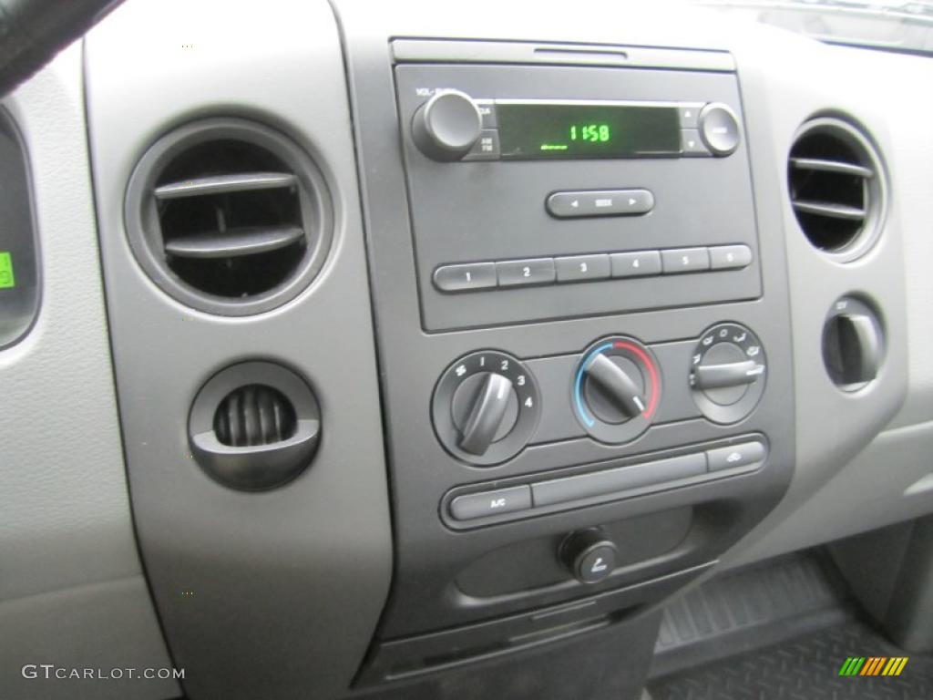 2004 F150 XL Regular Cab - Silver Metallic / Dark Flint photo #23