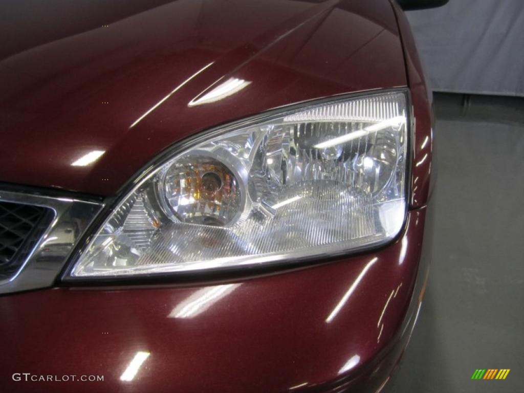 2006 Focus ZX4 SE Sedan - Dark Toreador Red Metallic / Dark Flint/Light Flint photo #4