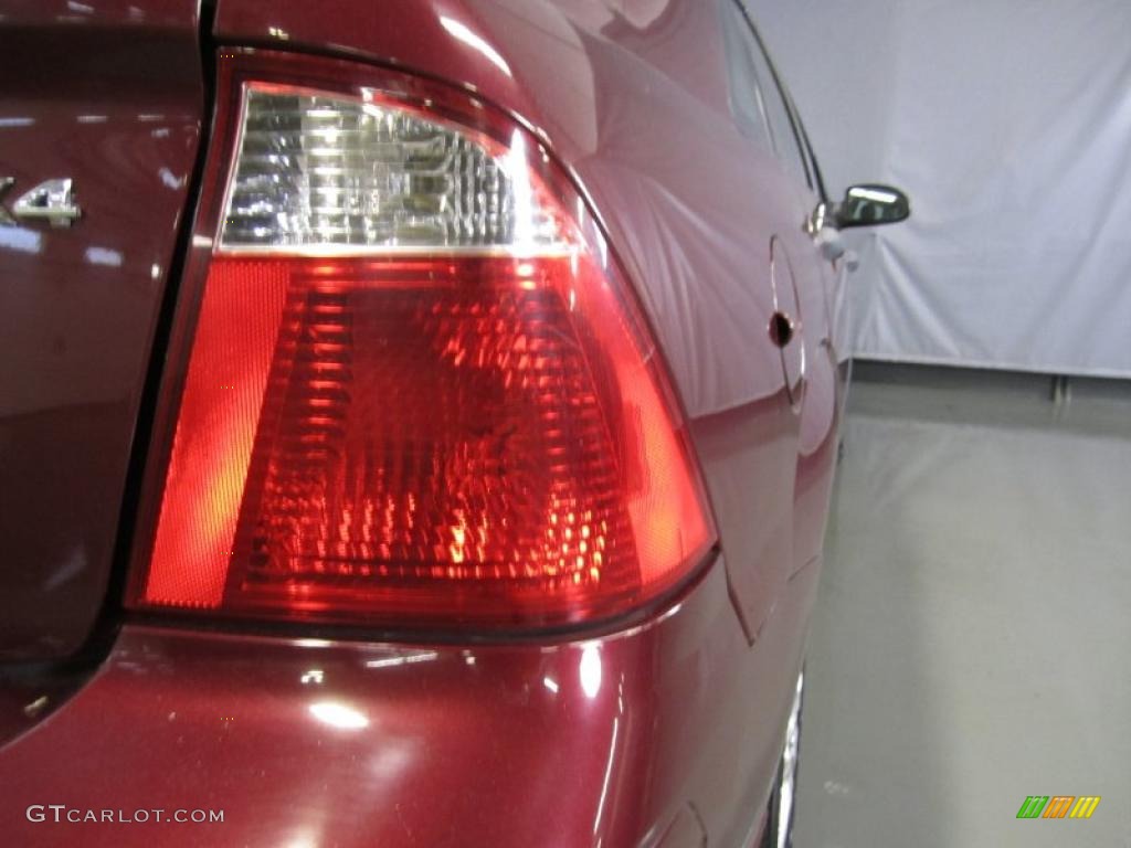 2006 Focus ZX4 SE Sedan - Dark Toreador Red Metallic / Dark Flint/Light Flint photo #12