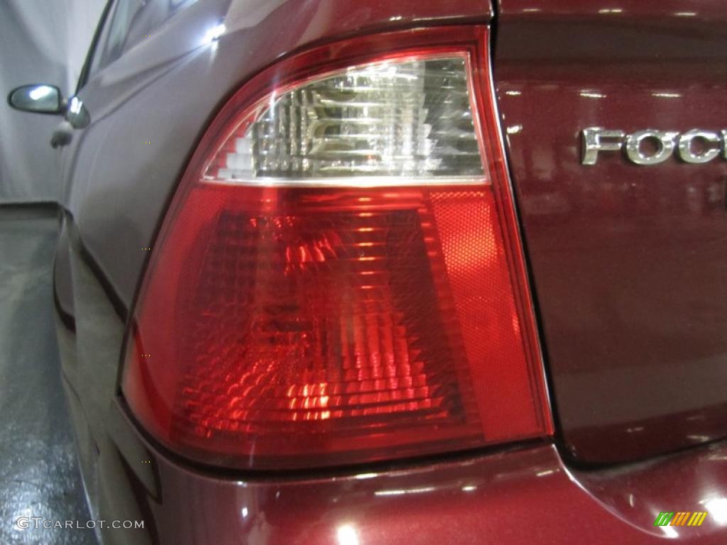 2006 Focus ZX4 SE Sedan - Dark Toreador Red Metallic / Dark Flint/Light Flint photo #13